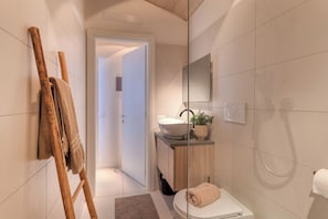 Douche, bidet, serviettes fournies