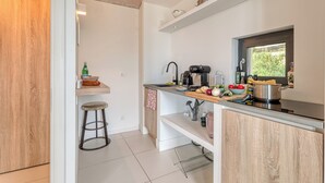 Eine moderne Küche mit einer Holzauskładung, einem Spülbecken und verschiedenen Küchengeräten.