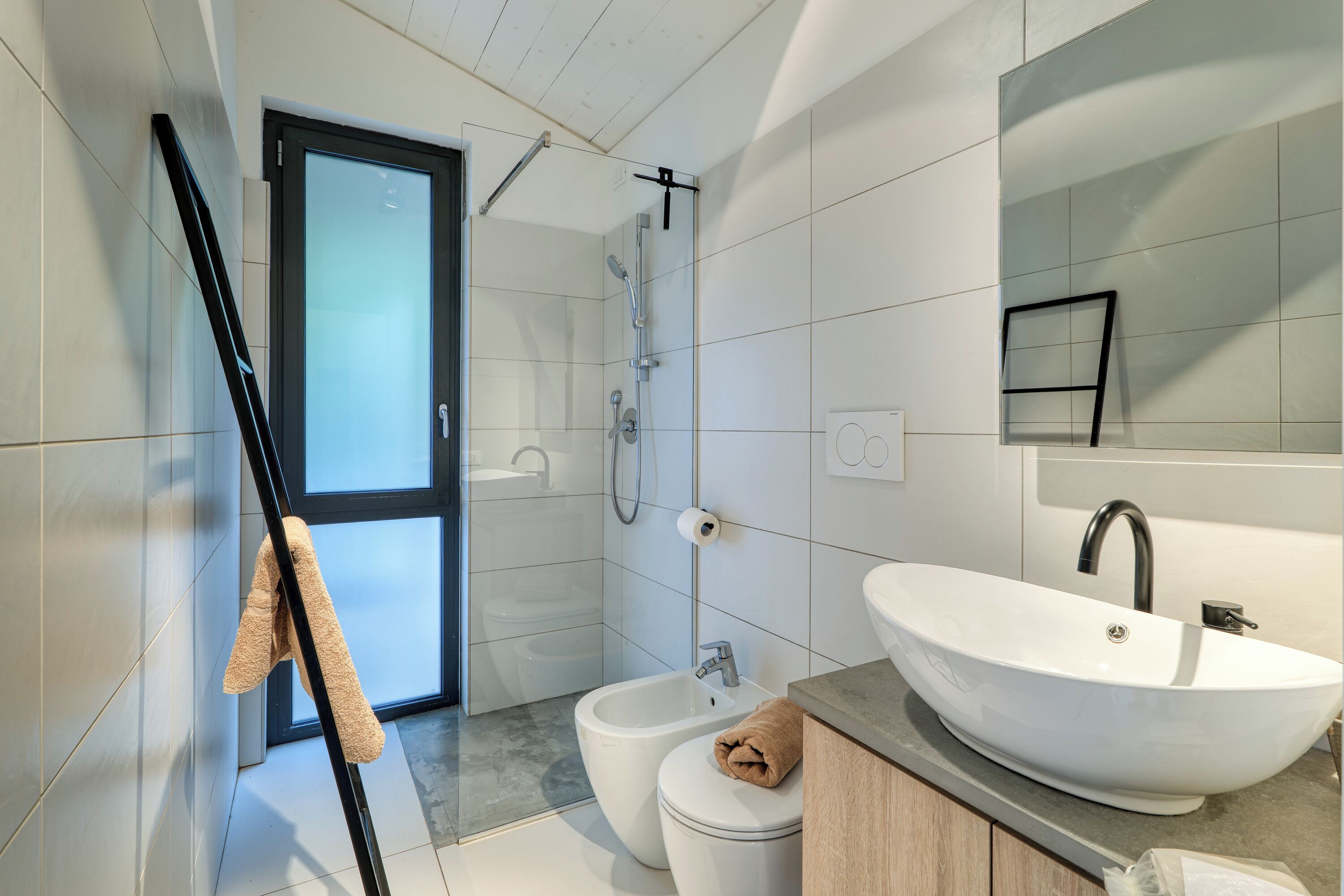 Shower, bidet, towels