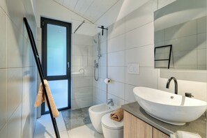 Shower, bidet, towels