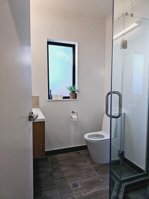Shower, hair dryer, towels, soap - Charming Hillcrest Hideaway in Hamilton – Room for Two, Near Uni & Gardens! (Hamilton)