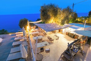 Outdoor dining - Boutique Pool Apt. Balzi Rossi - Roma 3, Ventimiglia, Italy (Ventimiglia)