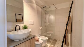 Shower, bidet, towels