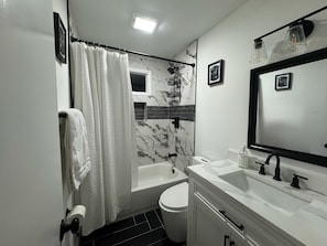 Douche, serviettes fournies, savon, papier toilette