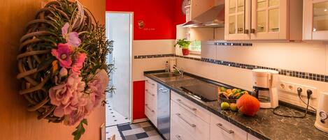 Kylskåp, mikrovågsugn, ugn och spishäll