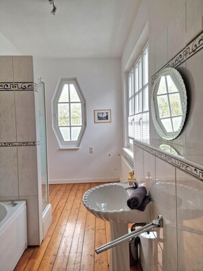 Dusche, Haartrockner, Handtücher