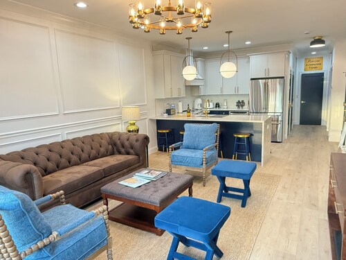 Welcome to Golden Dome Retreat!!!! Less than 3/4 mile from campus -Luxury condo!