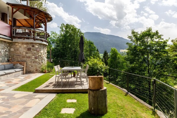 Outdoor dining - Apartment 'Auner Top 1' with Mountain View, Private Terrace and Wi-Fi (Westendorf)