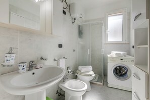 Douche, bidet, serviettes fournies