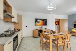 Frigorífico, horno, placa de cocina y cafetera o tetera