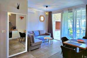 TV - SanPietro Holiday Homes 289, Lalzit Bay, Albania (Lalzit Bay)