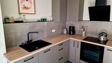 Fridge, oven, stovetop, dishwasher