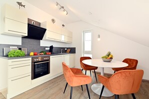 Fridge, oven, stovetop, dishwasher - Apartment 'Dinkelbach Traumblick 3 B' with Lake View, Balcony and Wi-Fi (Wasserburg (Bodensee))