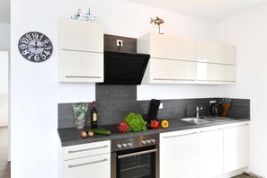 Fridge, oven, stovetop, dishwasher - Apartment 'Dinkelbach Traumblick 3 B' with Lake View, Balcony and Wi-Fi (Wasserburg (Bodensee))