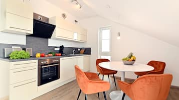 Fridge, oven, stovetop, dishwasher