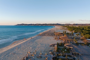 Una spiaggia nelle vicinanze