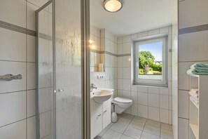 Suihku, hiustenkuivaaja, pyyhkeet