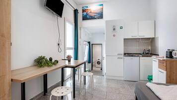 Kühlschrank, Mikrowelle, Herdplatte, Wasserkocher