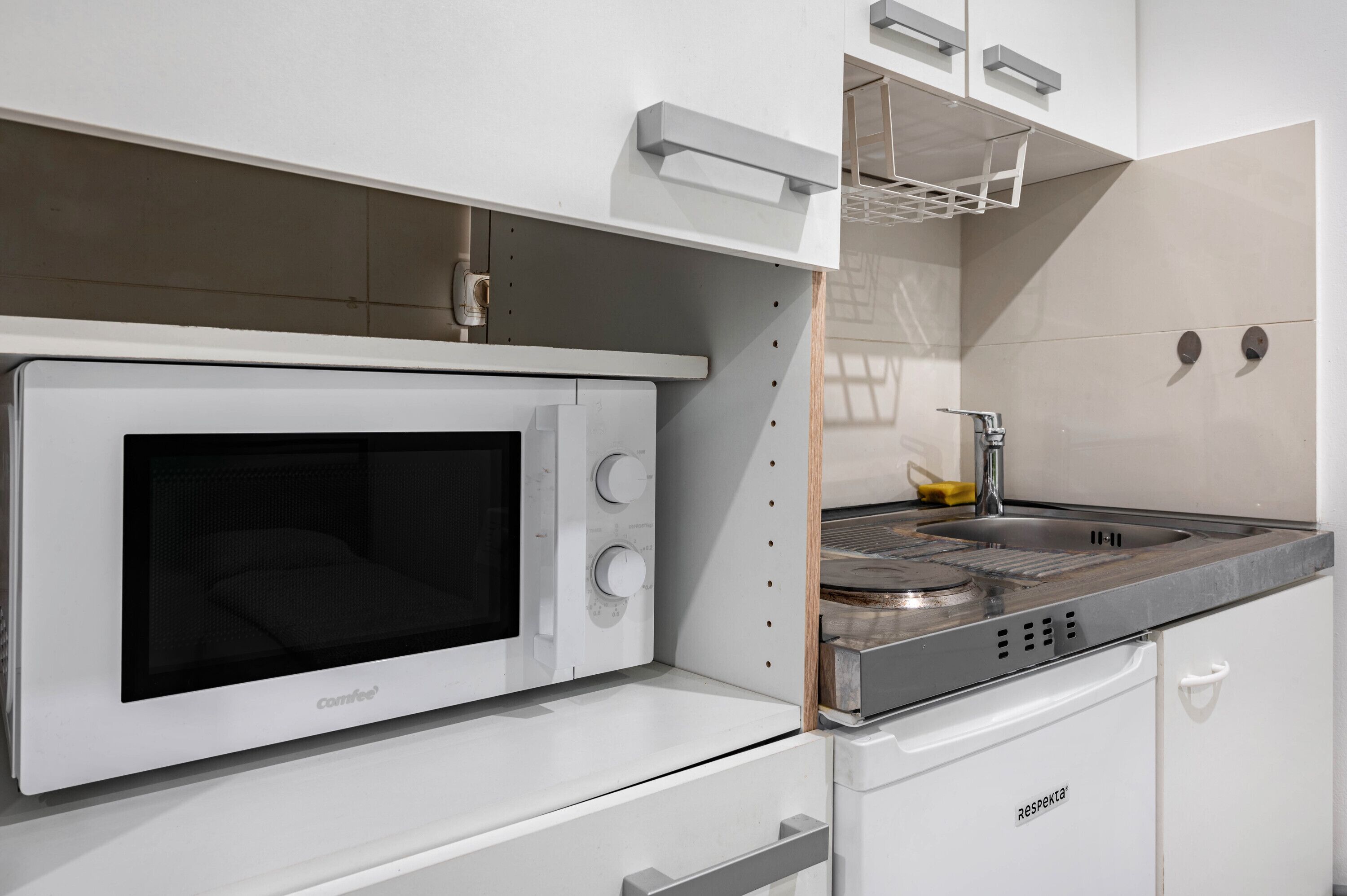 Kühlschrank, Mikrowelle, Herdplatte, Wasserkocher