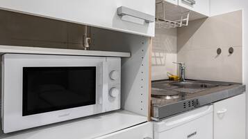 Kühlschrank, Mikrowelle, Herdplatte, Wasserkocher