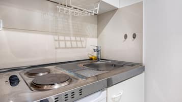 Kühlschrank, Mikrowelle, Herdplatte, Wasserkocher