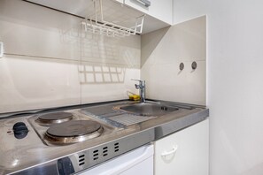 Refrigerador, microondas, parrilla de estufa y tetera eléctrica 