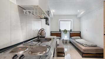 Kühlschrank, Mikrowelle, Herdplatte, Wasserkocher