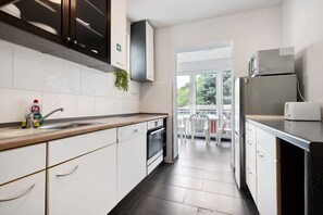 Kylskåp, mikrovågsugn, spishäll och diskmaskin