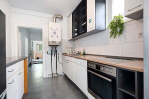 Fridge, microwave, stovetop, dishwasher