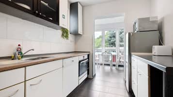 Fridge, microwave, stovetop, dishwasher