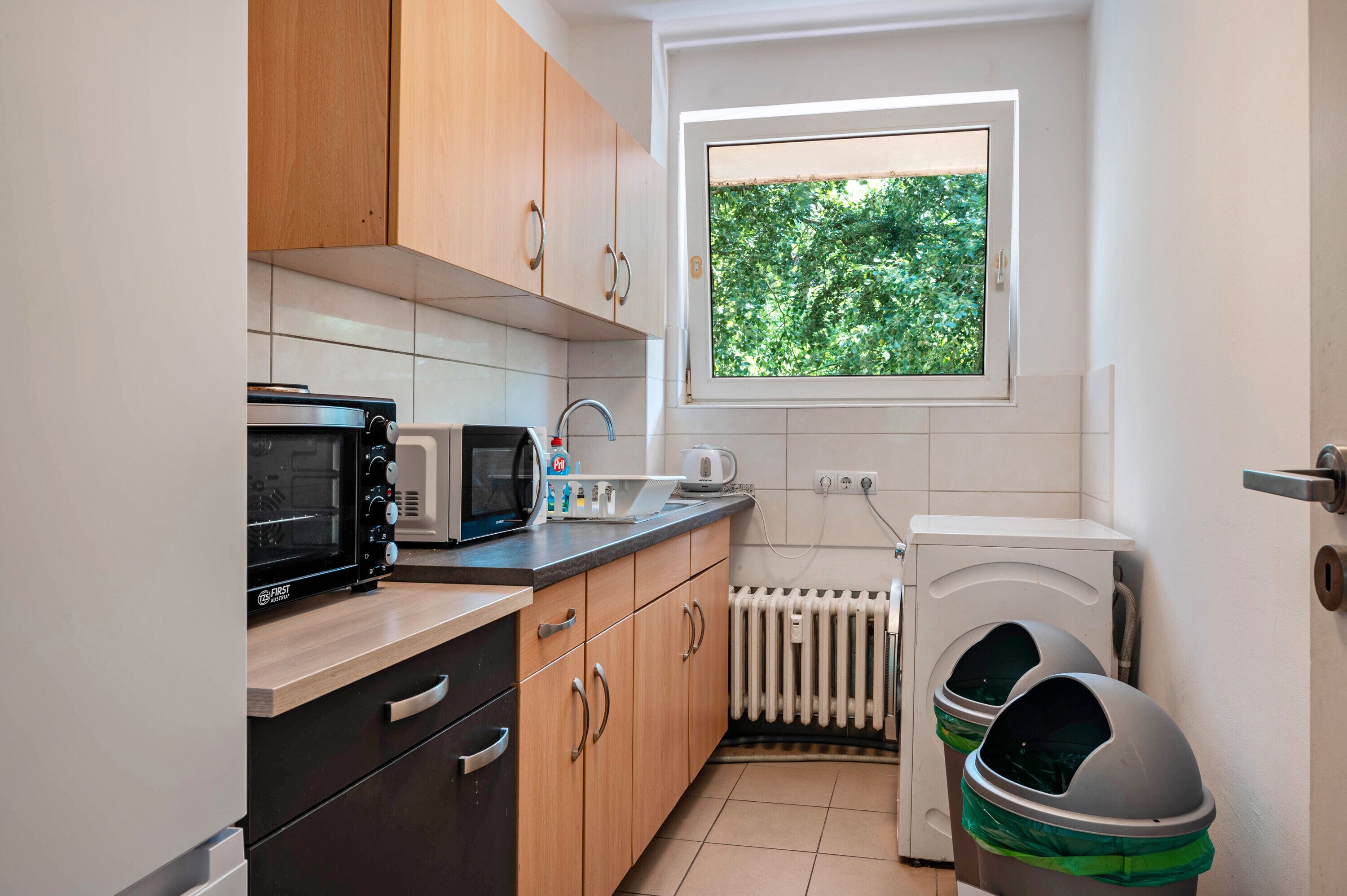 Kühlschrank, Mikrowelle, Herdplatte, Wasserkocher