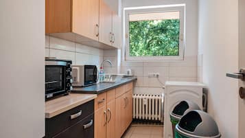 Kjøleskap, mikrobølgeovn, kokeplater og vannkoker