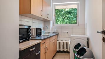 Refrigerador, microondas, parrilla de estufa y tetera eléctrica