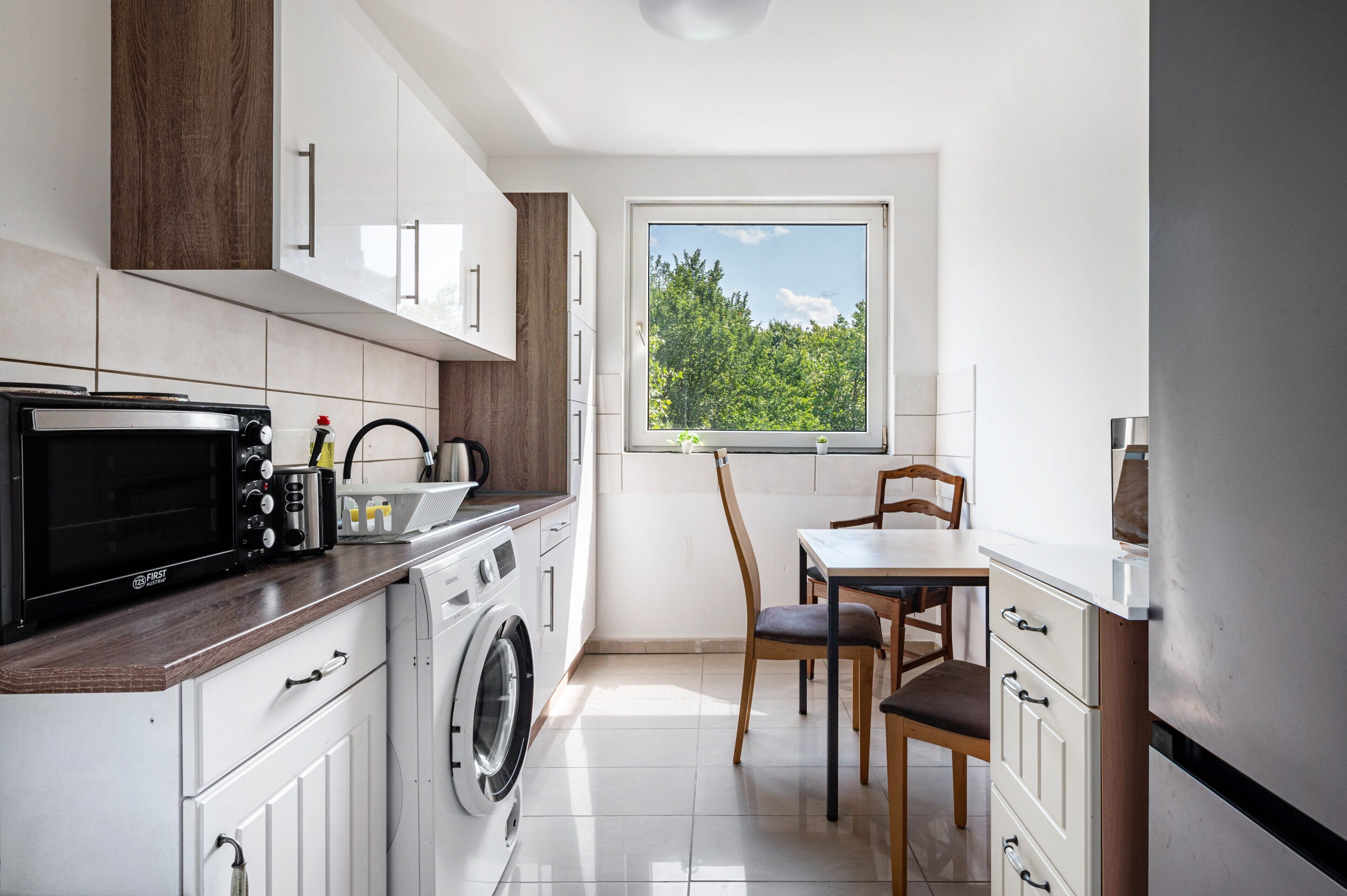 Fridge, microwave, stovetop, dishwasher