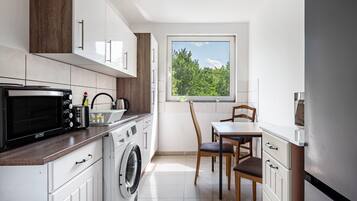 Fridge, microwave, stovetop, dishwasher