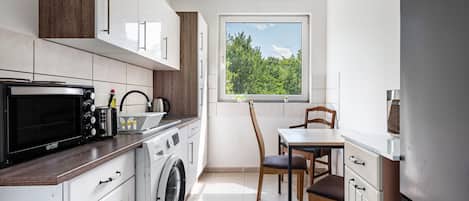 Køleskab, mikrobølgeovn, kogeplade, opvaskemaskine