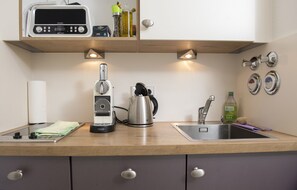 Réfrigérateur, micro-ondes, plaque de cuisson, lave-vaisselle