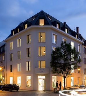Un immeuble à plusieurs étages, doté d’un toit plat et de grandes fenêtres.