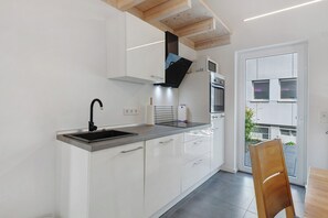 KĂŒhlschrank, Mikrowelle, Ofen, Herdplatte