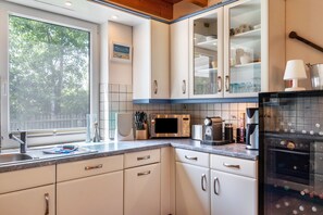 Jääkaappi, mikroaaltouuni, uuni, liesi