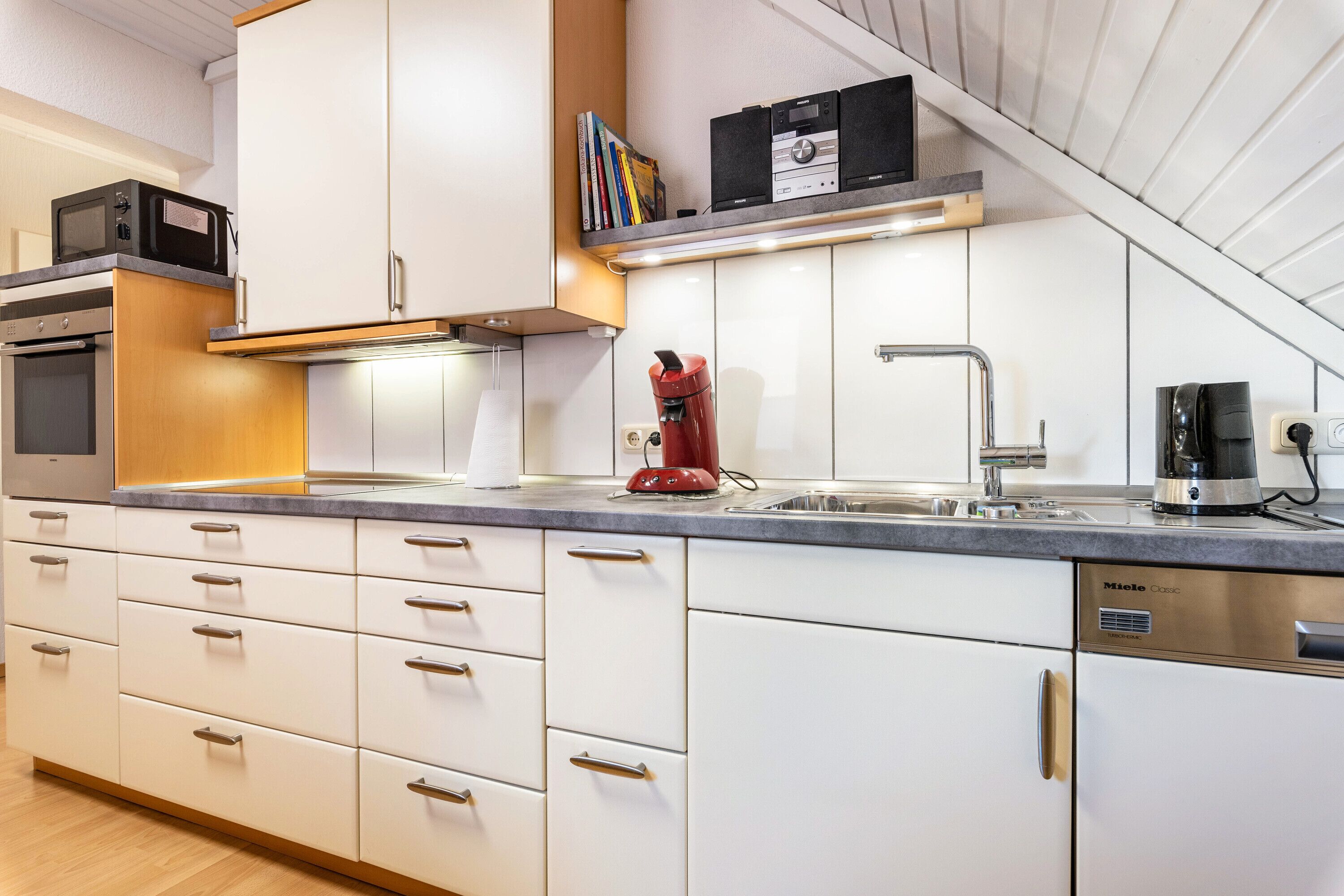 Frigorifero, microonde, forno, piano cottura