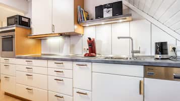 KĂŒhlschrank, Mikrowelle, Ofen, Herdplatte