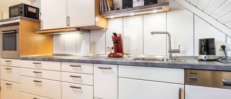 Jääkaappi, mikroaaltouuni, uuni, liesi