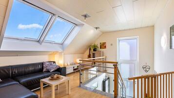 Een televisie en een stereo