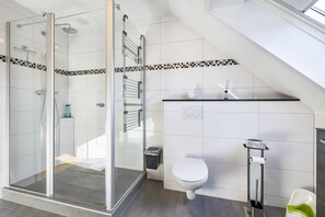Dusche, Haartrockner, Handtücher