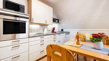 Een koelkast, een microgolfoven, een oven, een kookplaat