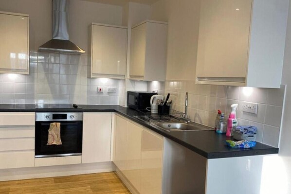 Kühlschrank, Mikrowelle, Ofen, Herdplatte