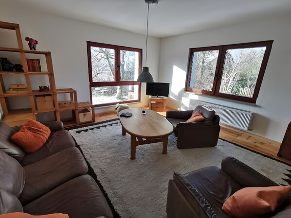 TV - Holiday Home 'Ahlberg' with Mountain View, Private Terrace and Wi-Fi (Immenhausen)