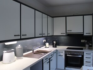 Réfrigérateur, micro-ondes, four, plaque de cuisson