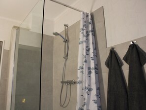 Een douche, een haardroger, handdoeken